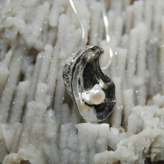 Louisiana Oyster Shell Pendant with White Pearl      RJ134.   *