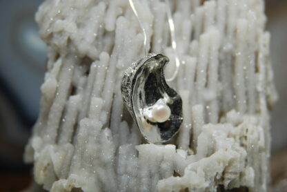 Louisiana Oyster Shell Pendant with White Pearl      RJ134.   *