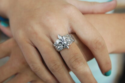 New Orleans Fleur de lis Floral Band Ring    RJ147. * - Image 2